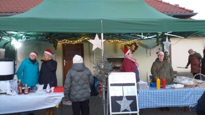 Die letzten Aktionen des Vereins in 2024 waren die Mitwirkung beim Adventsmarkt und beim Lebendigen Adventskalender. (Bild vergrößern)