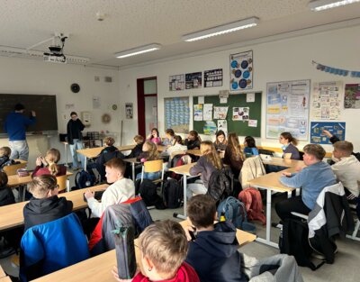Unsere Medienscouts der Jahrgangsstufe 10 - Aufklärung für die Fünftklässler (Bild vergr&ouml;&szlig;ern)