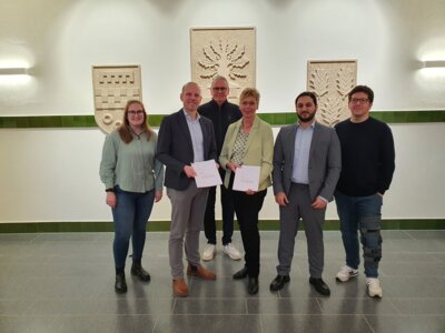 Foto zur Meldung: Vertrag zur Erweiterung des Clara Schumann Gymnasiums unterzeichnet