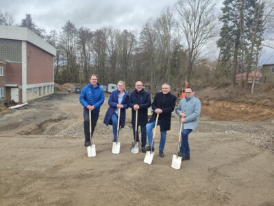 v. l.: Matthias Markitz (Fachdienst Technisches Immobilienmanagement beim Landkreis Kassel), Schulleiterin Heike Schneider, Architekt Klaus Langlotz, Landrat Andreas Siebert und Bürgermeister Lars Obermann (Bild vergrößern)