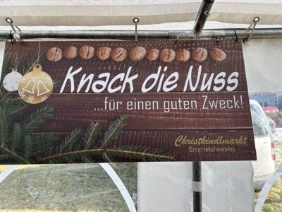 Foto zur Meldung: Erfolgreicher Christkindlmarkt in Emmelshausen: „Knack die Nuss“ unterstützt lokale Institutionen – Gewinnübergabe an Caritas, Herzkissen – Gemeinsam gegen Krebs und Kindertagesstätten