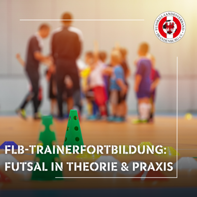 Ein Bild aus einer Sporthalle. Es zeigt einen Fußballtrainer mit seiner Mannschaft. Dazu der Text: FLB-Trainerfortbildung: Futsal in Theorie und Praxis.
