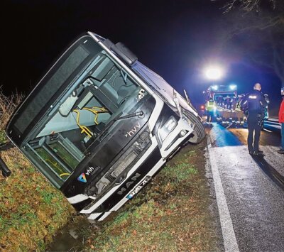 E-Bus landet im Graben