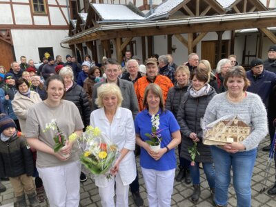 Mehr als 50 Leute kamen vor die Praxis, um ihrer Zahnärztin Elke Lorenz-Krone (Mitte, im weißen Kittel) zu danken.
