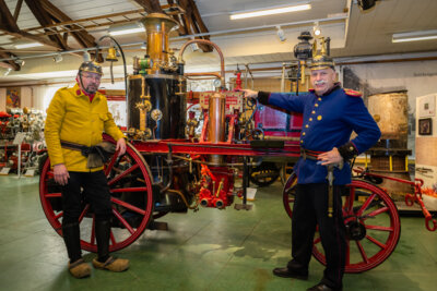 Marcus Droste und Thomas Kolmes zeigen die Dampfspritze, Foto: Helmut Kramer
