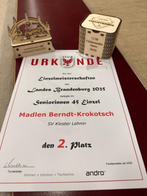 Urkunde und handgefertigte Andenken. (Bild vergrößern)