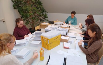 Starke Leistung - Rund 8000 Wahlbriefunterlagen wurden in dieser Woche bereits eingetütet und in den Postversand gegeben.