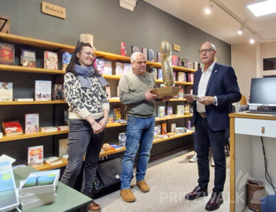 Bürgermeister Dr. Ronald Thiel gratulierte Maret Müller-Grütte und ihrem Mann Frank Grütte zum fünfjährigen Bestehen der Pritzwalker Buchhandlung. Foto: Stadt Pritzwalk (Bild vergrößern)