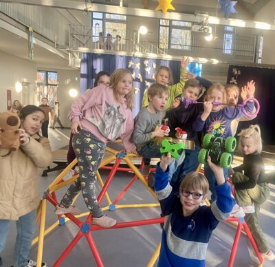 Foto zur Meldung: Zeugnisausgabe und Spielzeit an der Regenbogenschule