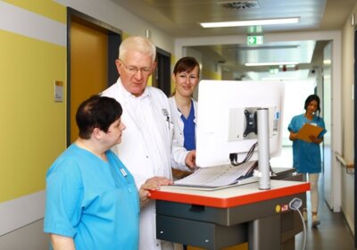 Chefarzt Dr. Schult / Innere Medizin, mit medizinischem Fachpersonal im Ev. Krankenhaus Ludwigsfelde