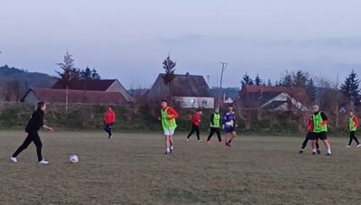 Nach 2 Monaten Pause rollt der Ball nun wieder auf dem Rennertshofener Sportplätzen (Bildnachweis: ALP / FCR) (Bild vergrößern)
