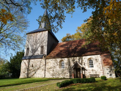 Foto: Rolandstadt Perleberg/Renè Hill | Die Feldsteinkirche in Rosenhagen ist heute das älteste Gebäude des Dorfes.