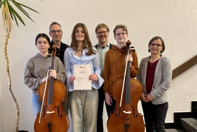 V.l.n.r.: Eda Özgircek, Michael Krause (Sparkasse Bergkamen-Bönen), Anna Weißer, Thorsten Lange-Rettich (Musikschule), Iwen Kailuweit, Annette Rettich (Musikschule)