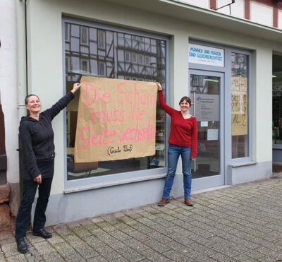 Claudia Muth (links) und Mira Matoff (rechts) präsentieren den Satz von Gisèle Pelicot vor dem Gleichstellungsbüro (Bild vergrößern)