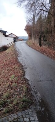 Das enge Teilstück der Wiedenhofstraße soll breiter werden, die Böschung soll abgesichert werden.