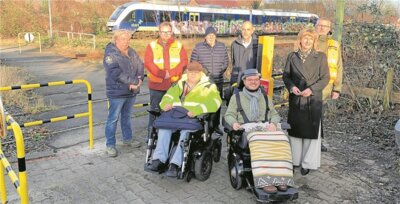 Für den Barrierefreien Zugang haben sich Günter Babatz vom Inklusionsrat, Landtagsabgeordneter Constantien Grosch (beide vorne) sowie Achim Kräuzer, Killian Schmeding, Hans-Jürgen Rosteck, Cay Lienau, Bürgermeisterin Andrea Lange, Jörn Tunat eingesetzt (Bild vergr&ouml;&szlig;ern)