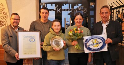Nun ist das Gasthaus Kerber offiziell ein „Musikantenfreundliches Wirtsthaus“: Plakette und Urkunde haben Stellvertretender Landrat Hans Koller (r.) und Bürgermeister und Bezirksrat Stephan Gawlik (v.l.) an die Wirtsfamilie Simon, Johannes und Birgit Wagner übergeben.