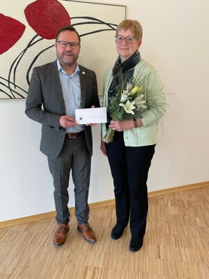 Stephan Gawlik gratuliert Rosmarie Kratschmer