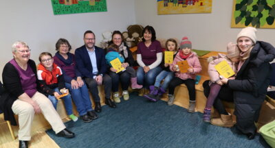 Die Bücherei „Lese-Champions 2024“ bei der kleinen Feier in der Gemeindebücherei Fürstenstein zusammen mit ihren Begleitpersonen, den Büchereimitarbeiterinnen mit Leiterin Gisela Niederländer 7. von links und Bürgermeister Stephan Gawlik 4. von links.