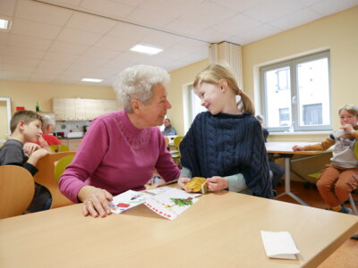 Foto zur Meldung: Senioren der DRK-Tagespflege bedanken sich bei Rolandschülern für handgeschriebene Weihnachtsgrüße