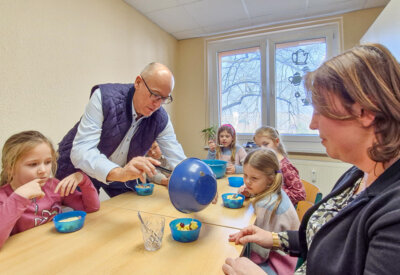 Bürgermeister Dr. Ronald Thiel half den Hortkindern im Hort Kunterbunt beim Obst schneiden und füllte später auch die Schälchen. Foto: Stadt Pritzwalk (Bild vergrößern)