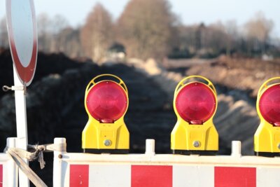 Bauarbeiten für neue Geh- und Radwegebrücke über Bundesstraße (Bild vergr&ouml;&szlig;ern)