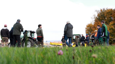 Die Teilnehmenden des Lehrgangs zum/zur Geprüften Natur- und Landschaftspfleger/in machen sich mit den verschiedenen Mähtechniken vertraut. Ersteller: Benjamin Böhm, Regierung von Oberfranken (Bild vergrößern)