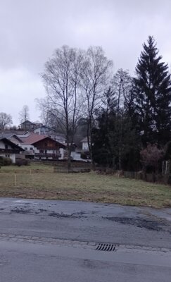 Auf einer Leerfläche im Prackenbacher Ortskern in der Ringstraße soll ein Mietshaus für sie-ben Parteien entstehen.