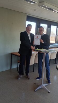 Armin Becker (links) mit Stadtbürgermeistser Volker Bernd (rechts); Foto: Stadt