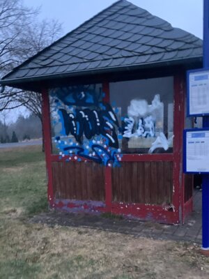 Unerwünschtes Graffiti an Bushaltestelle "Im Oberflur"