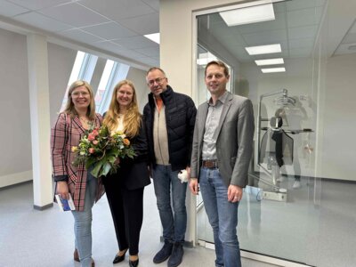 stellv. Bürgermeister Martin Hahn (r), WGW-Geschäftsführer Torsten Diehn (2.v.r) und Antje Kranz (l), verantwortlich für das Thema Ärzteversorgung gratulierten Elena Hude beim Tag der offenen Tür in der kieferorthopädischen Praxis im Ärztehaus Wittenberge  I Foto: Martin Ferch (Bild vergrößern)