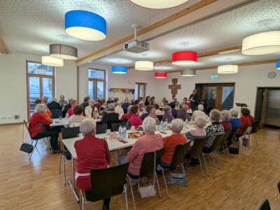 Foto zur Meldung: Buntes Programm beim Seniorenfasching