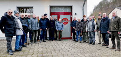 August-Schlicker-Riege besteigt Glockenturm und bestaunt alte Feuerwehrfahrzeuge
