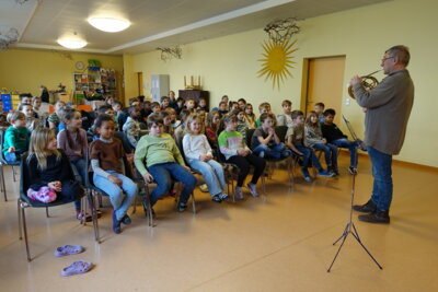 Grundschule Ellenberg - Musikverein stellt Instrumente vor (Bild vergrößern)