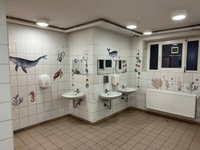Foto zur Meldung: Wohlfühlort Schultoilette – Lehrer der Rolandschule gestalten Toilettenräume kindgerechter und farbenfroher