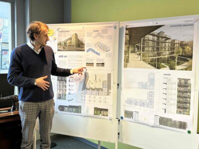 Bastian Sevilgen von „dreigegeneinen“ stellt den Entwurf des Architekturbüros vor I Foto: Martin Ferch (Bild vergrößern)