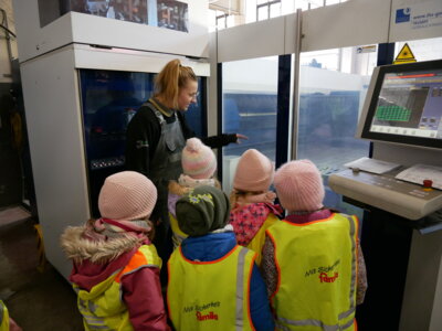 Foto zur Meldung: „Kleine Hände, große Zukunft!“: 13 Jungen und Mädchen der Kita-Knirpsenland besuchen im Rahmen des Kita-Wettbewerbs das Unternehmen JKS Metallverarbeitung