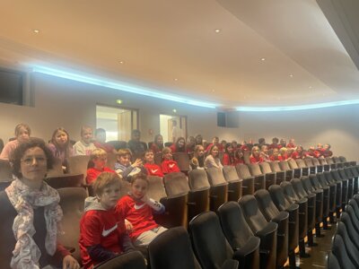 Meldung: ALLE im Theater Bregenz mit den neuen Schul-T-Shirts
