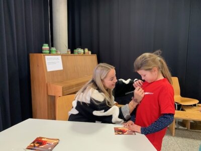 Meldung: Giulia Gwinn signiert ihre gesponsorten T-Shirts
