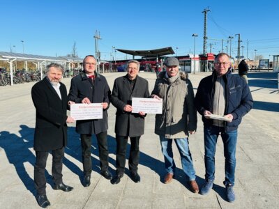 Stadtverordneter Thomas Tiepermann, Minister Detlef Tabbert, Bürgermeister Dr. Oliver Hermann, Stadtverordnetenvorsitzender Karsten Korup und WGW-Geschäftsführer Torsten Diehn (v.I.) I Foto: Martin Ferch (Bild vergrößern)