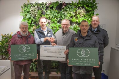 Gärtnerei Engel & Engelke spendet 2000 Euro an den Förderverein der Feuerwehr Bückeburg-Stadt (Bild vergrößern)