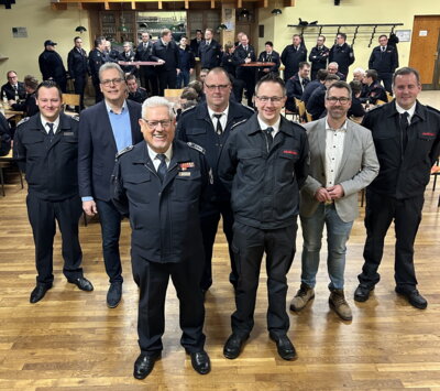 Stellten die interkommunale Zusammenarbeit der Löschgruppen aus Bessenich, Weiler in der Ebene und Sievernich/Disternich vor (v.l.): Kassim Bougherf (stellv. Wehrleiter Zülpich), Bürgermeister Ulf Hürtgen (Zülpich), Jörg Körtgen (Wehrleiter Zülpich), Marcel Kratz (stellv. Wehrleiter Zülpich), Daniel Strack (Wehrleiter Vettweiß), Bürgermeister Joachim Kunth (Vettweiß) und Stephan Uhde (stellv. Wehrleiter Vettweiß). (Bild vergrößern)