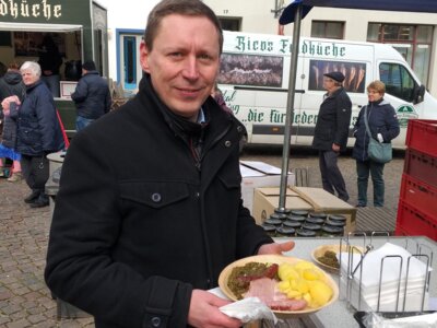 Foto zur Meldung: Surn Hansen auf dem Perleberger Wochenmarkt