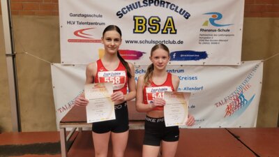 Lena Rittmeier (links) und Emma Brachmann (beide SV Espenau) bei den Nordhessischen Hallenmeisterschaften in Bad Sooden Allendorf. (Bild vergrößern)