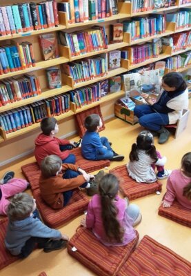 Foto zur Meldung: Vorschulkinder besuchen Bücherei in Essingen