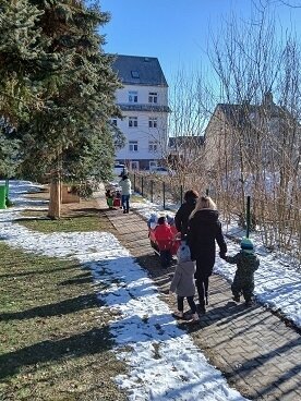 Meldung: Bienchen und Küken aus der Villa Kunterbunt auf Ausflug im Dorf