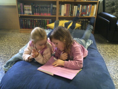 Besuch in der Gemeinde- und Schulbibliothek in Rastow