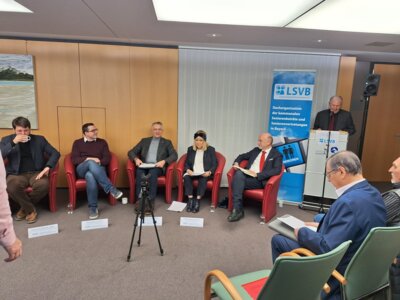 LINKS zur Podiumsdiskussion zum Thema „Altersarmut“ am 10. Februar 2025 in München (Bild vergrößern)