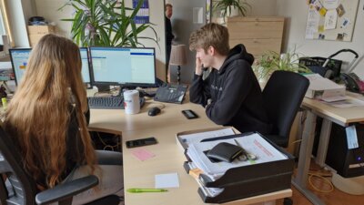 Foto zur Meldung: Digitale Sicherheit für alle: Medienscouts des Emil-Fischer-Gymnasiums unterstützen Mitschülerinnen und -Schüler sowie Eltern | Schülerfirma bislang einmalig in Südbrandenburg | Termin Eltern-Workshop