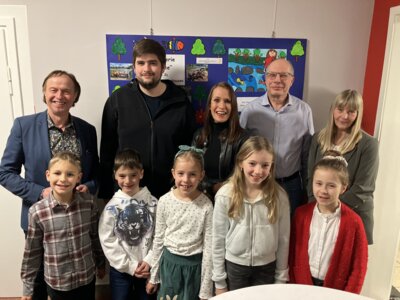 vlnr: Bürgermeister Bernhard Uhl, Elias Braun, Sabine Gruber, Peter Weigele, Bettina Nölle; 1. Reihe: Kinder der Klasse 2c der Grund- und Mittelschule Zusmarshausen / Fotograf: Julia Endrös (Bild vergrößern)